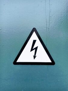 black and white arrow sign